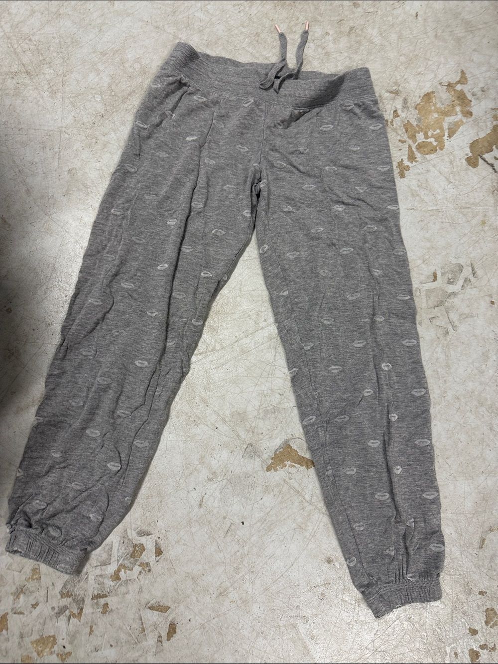 PJ SALVAGE Size XS Gray Jogger Pants with Subtle Lips Print - LIKE NEW